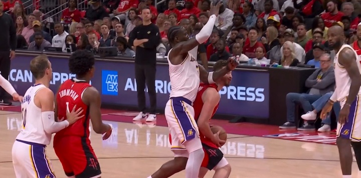 开云体育入口-今天12中9！艾顿肘击打到申京面部 裁判看回放直接吹二级恶犯驱逐