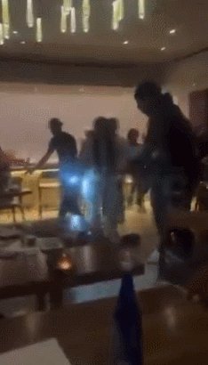 开云体育入口-德罗赞卷入冲突风波！挥拳相向致伤者被送医